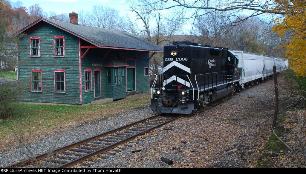 DDRV 2006 leads a string of empty Air-Flo hoppers west